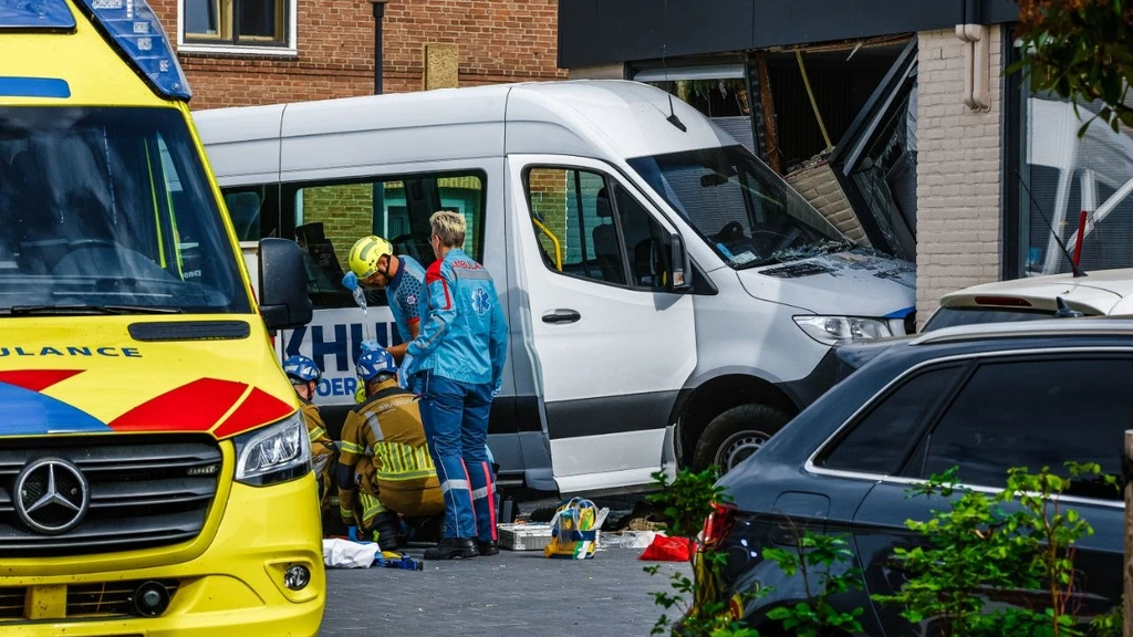 Busje rijdt in op zorginstelling, voetganger (84) omgekomen
