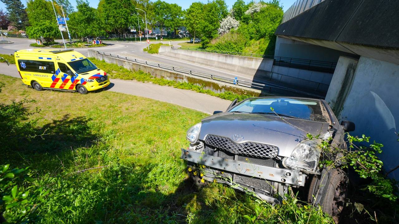 Man gewond nadat auto wordt gelanceerd op rotonde en op talud belandt