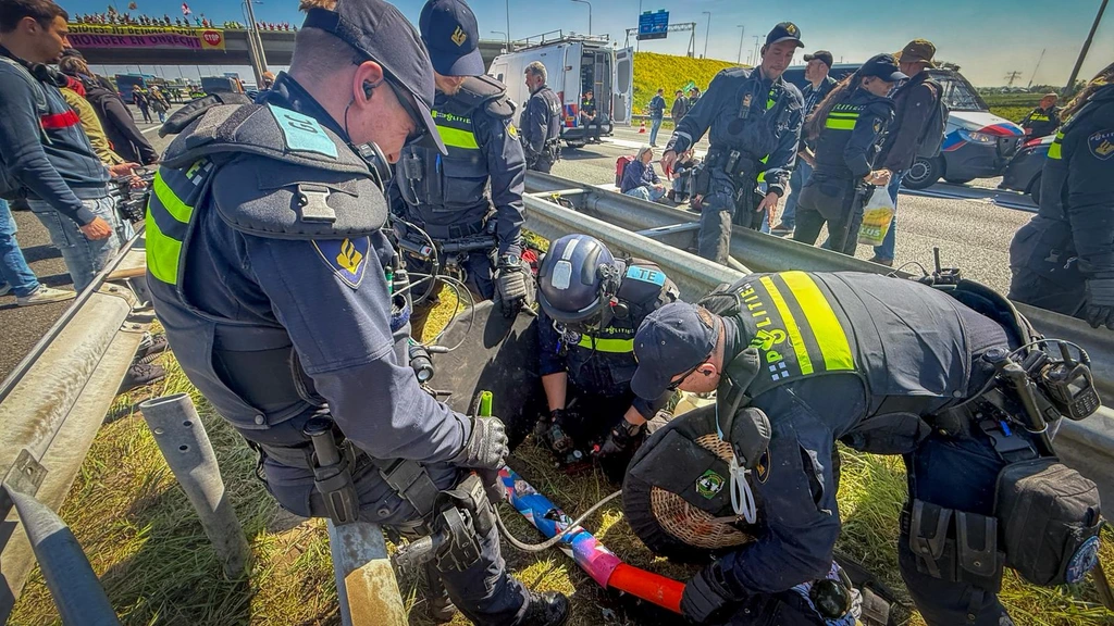 Politie grijpt in bij klimaatprotest op A12 bij Utrecht, forse verkeershinder