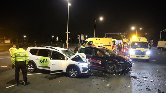Twee auto's botsen op elkaar, meerdere ambulances aanwezig