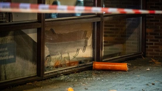 Explosie bij kantoor onder woningen, omgeving afgezet