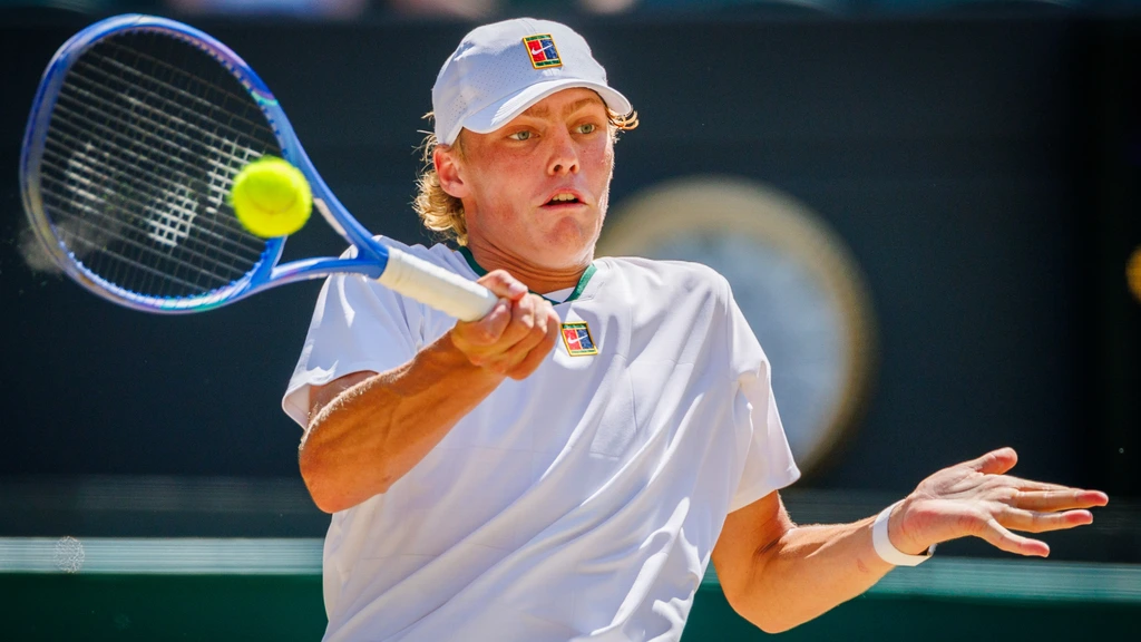 17-jarige zoon van tennislegende Hewitt stunt met eerste profzege