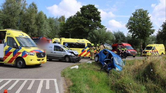 Vier gewonden bij botsing tussen auto en bestelbus