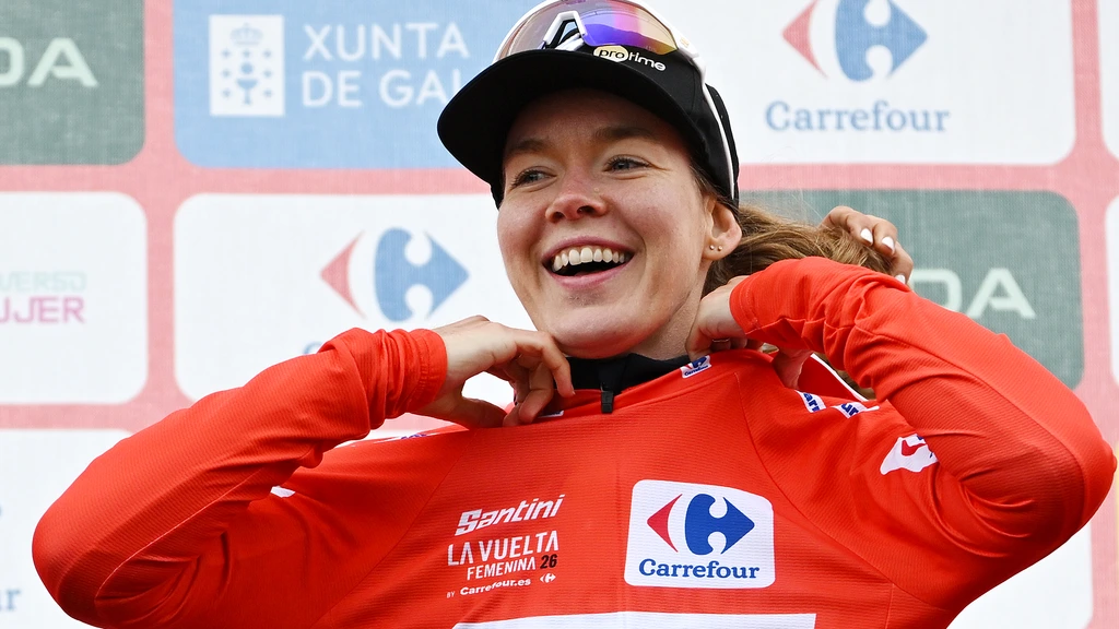 Van der Breggen wint bergetappe en pakt leiderstrui in Vuelta