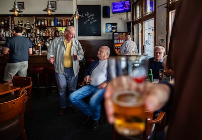 Bruine kroegen in het nauw, maar hoop gloort: ‘In een goeie kroeg praat de stukadoor weer met de student’