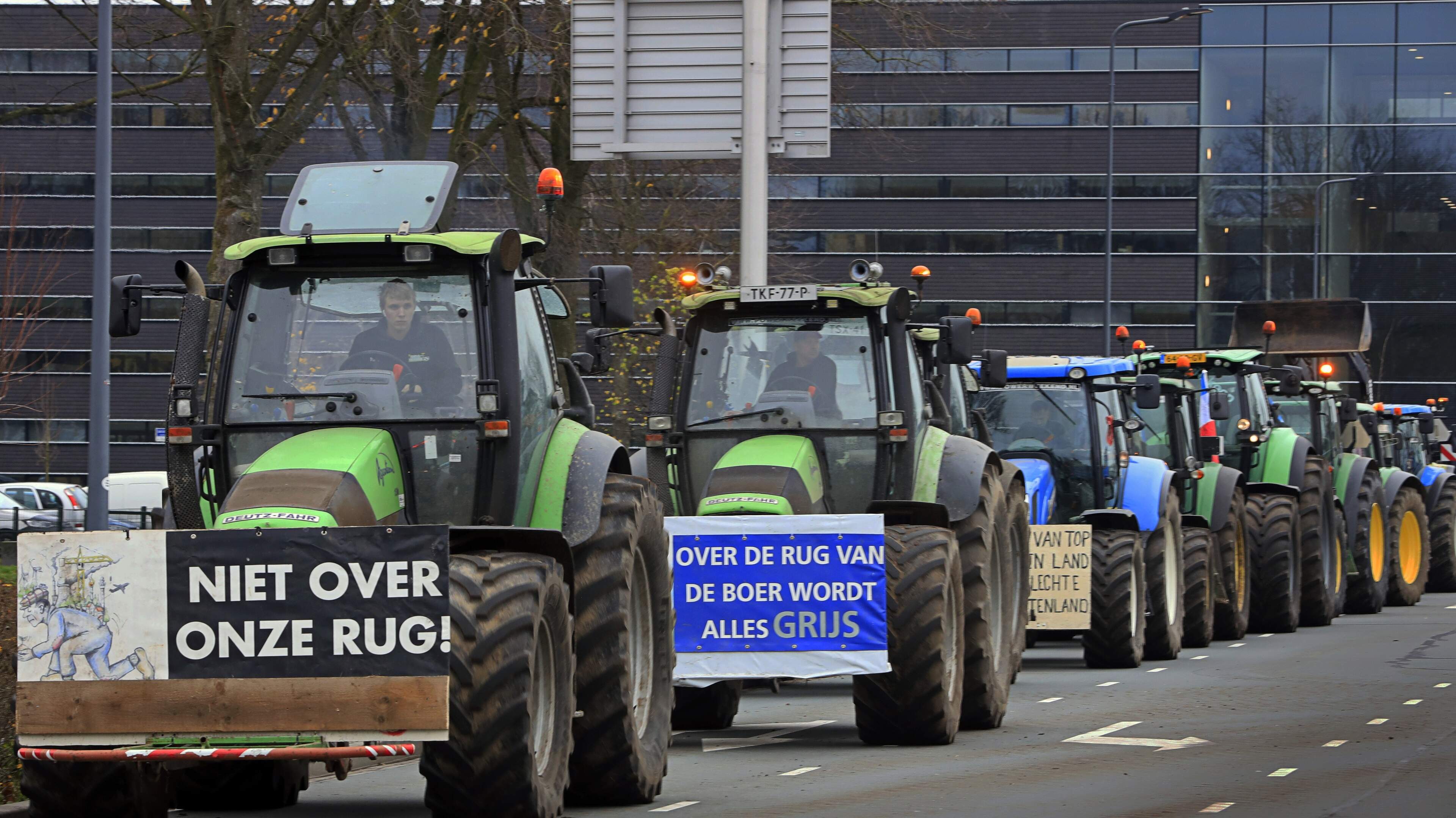 Groep boeren met 30 trekkers op weg naar Den Haag: protest tegen stikstofplannen