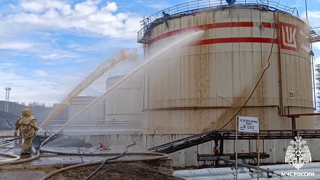 Oekraïense drones zetten grootste Russische gasfabriek en oliepijpleidingstation in brand