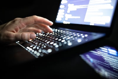 Banken moeten slachtoffers van phishing binnen één dag terugbetalen, ook als klant grove fout maakt