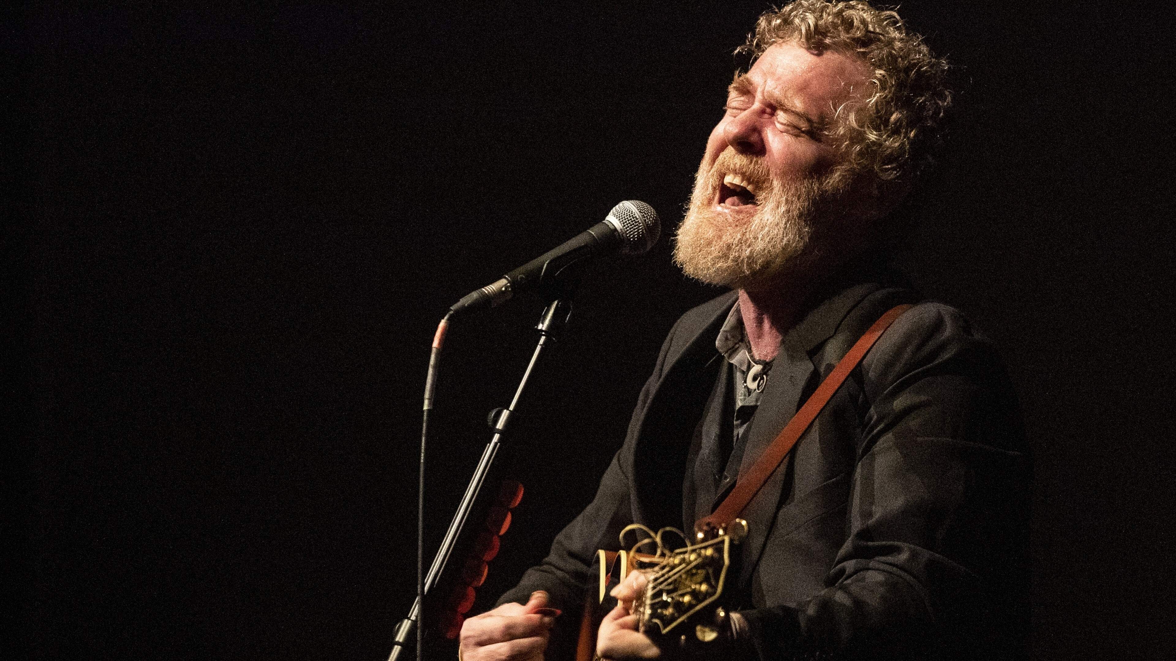 Ierse zanger en Oscarwinnaar Glen Hansard (56) omgekomen bij motorongeluk, Ed Sheeran brengt eerbetoon