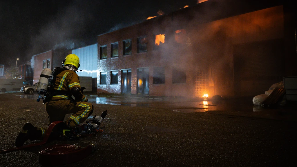 Brand legt groothandel in Rotterdam in de as, brandweer al uren in de weer