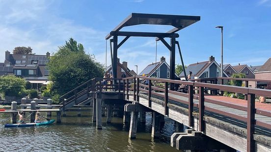 Bouw nieuwe brug na protest uitgesteld tot na zomer: 'Springen 40 kinderen van af voor frisse duik'