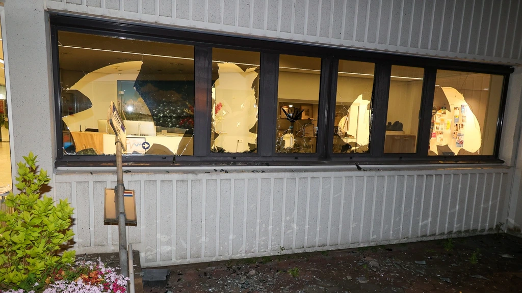 Ruiten ingegooid bij gemeentehuis Loosdrecht waar asielopvang komt